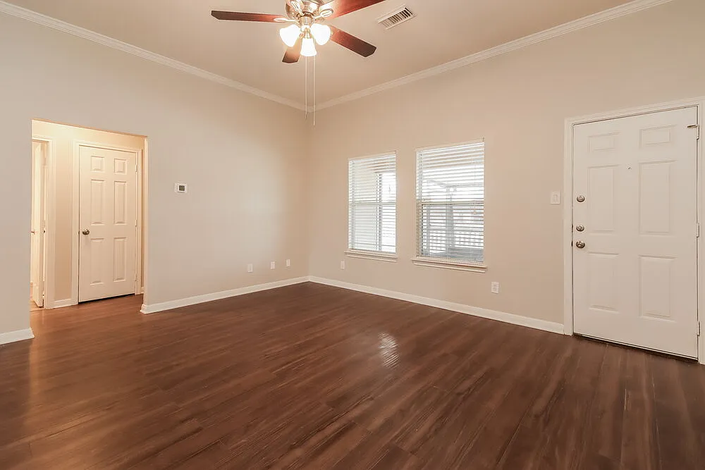 3 bed, 2.0 bath, 1817 sqft, $2,195 — Photo 4