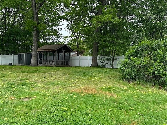 4th image of 11 Friar Tuck Ln