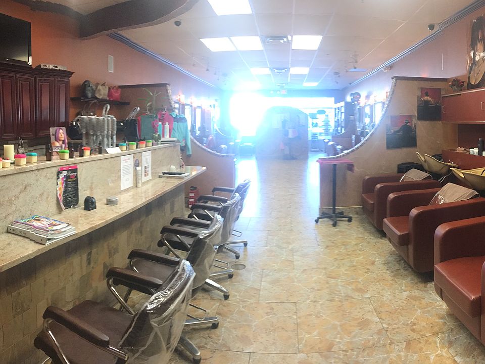 2nd image of 524 Commack Rd
