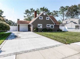 6 Rising Ln, Hicksville, NY 11801