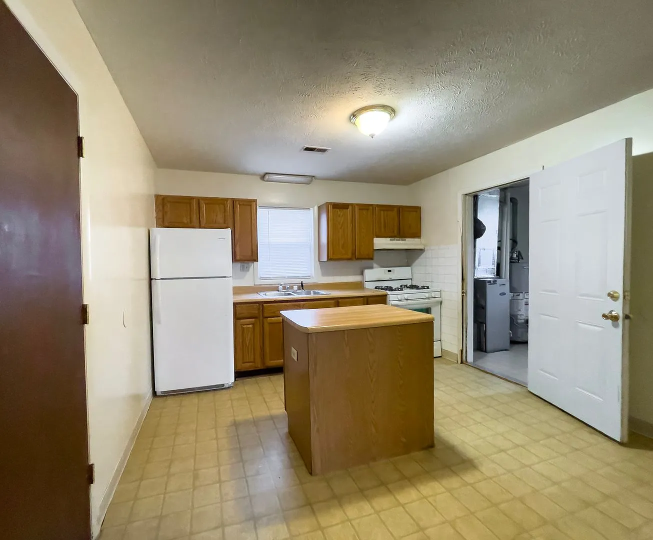 For Rent: 525 W 8th St. Two-Story, 3 Bedroom, 1.5 bath, Spacious Home! Washer & Dryer Hook ups! N... — Photo 2