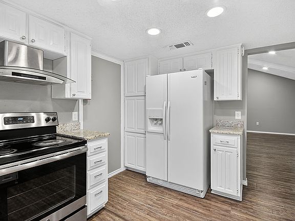 4th image of 1809 Greenbend Dr