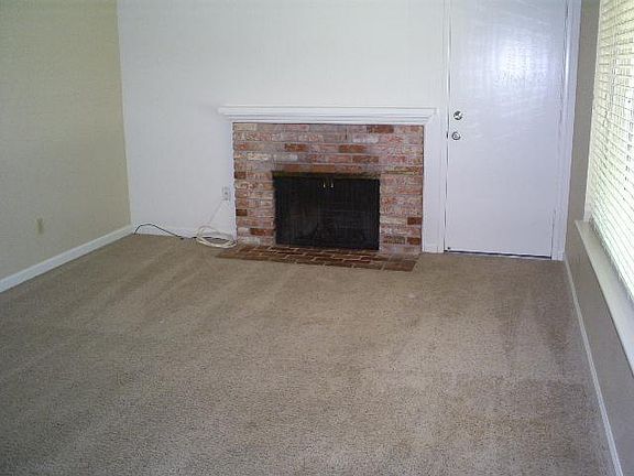 4th image of 1060 Glenn Holly Way
