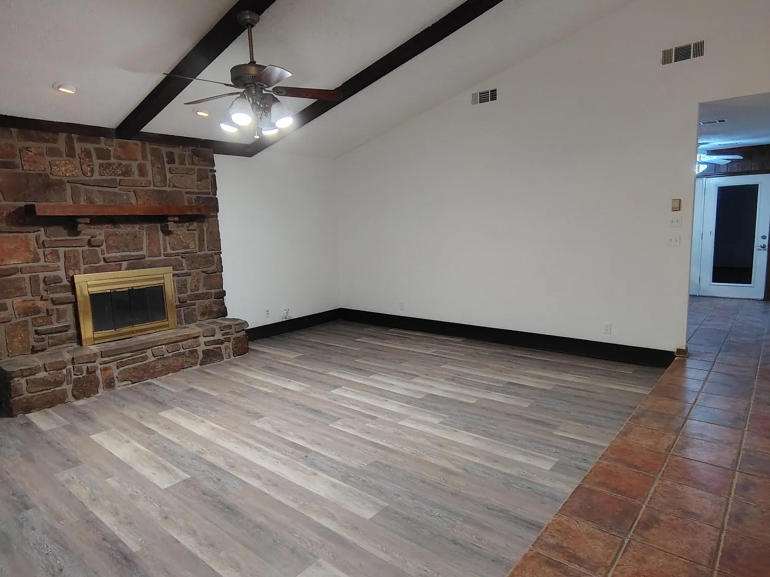 3 bed, 3.0 bath, 2296 sqft, $2,000 — Photo 2