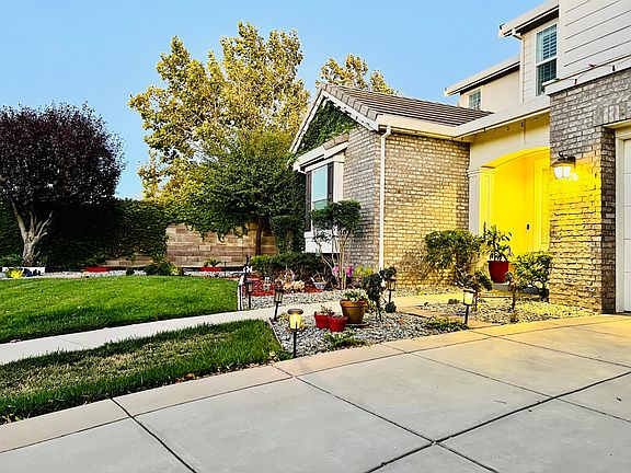 3rd image of 500 W La Canada Ct