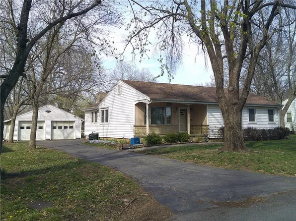 1010 Pawnee Dr, Paola, KS 66071