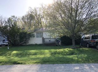 5100 Lakeborn Dr, White Lake, MI 48383
