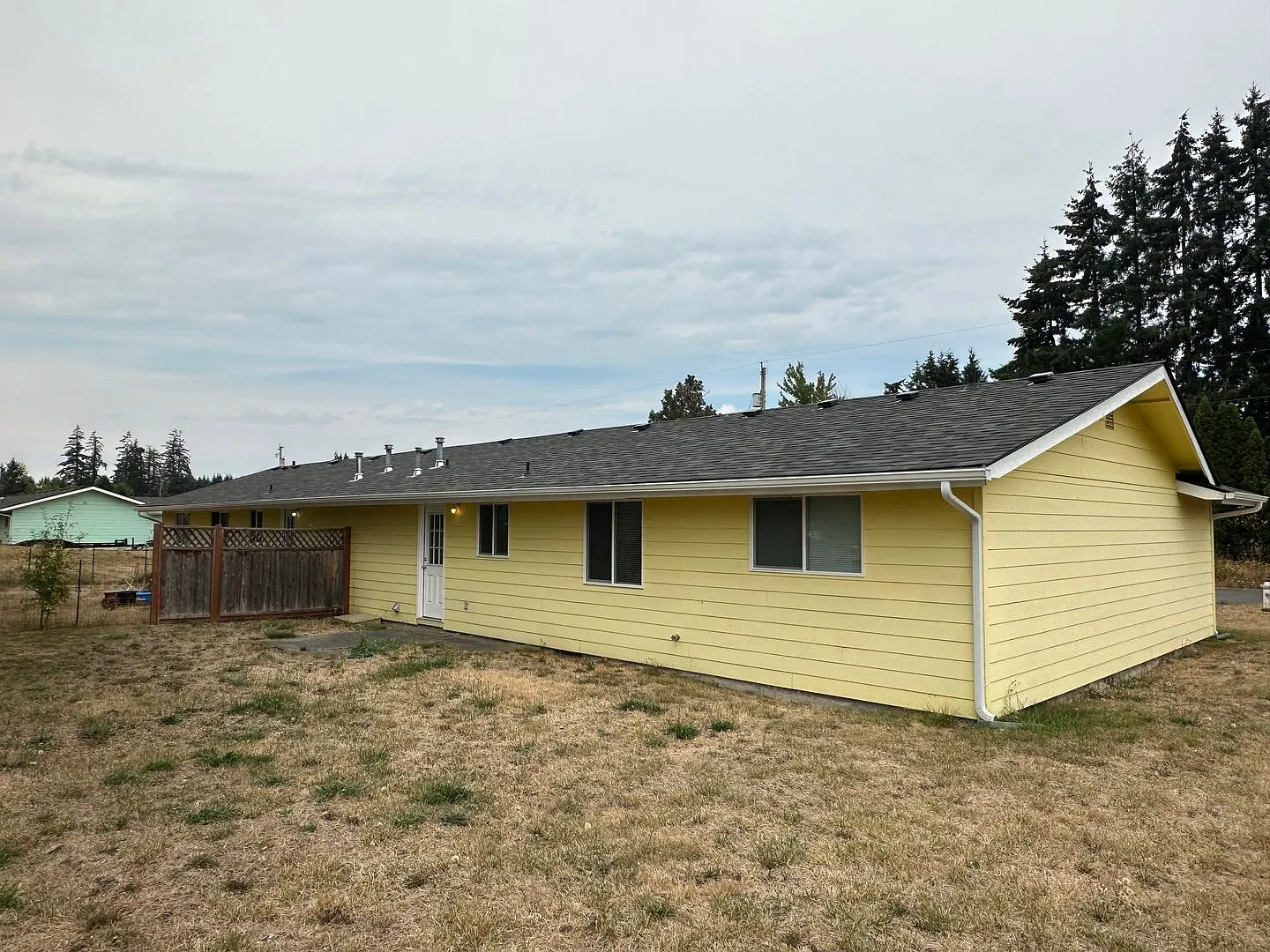 Move-In Ready 2-Bedroom Duplex in Yelm — Photo 3