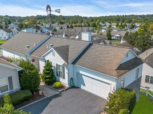 209 N Silver Fox Dr, Glen Mills, PA 19342