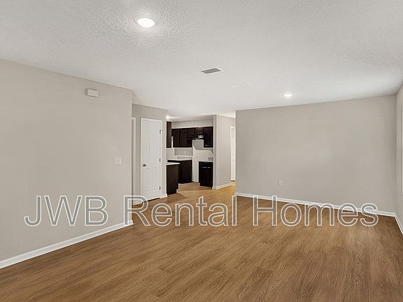3rd image of 4825 N Pearl St