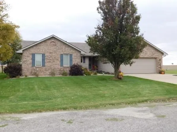 37 Clover Ln, Fairbury, IL 61739