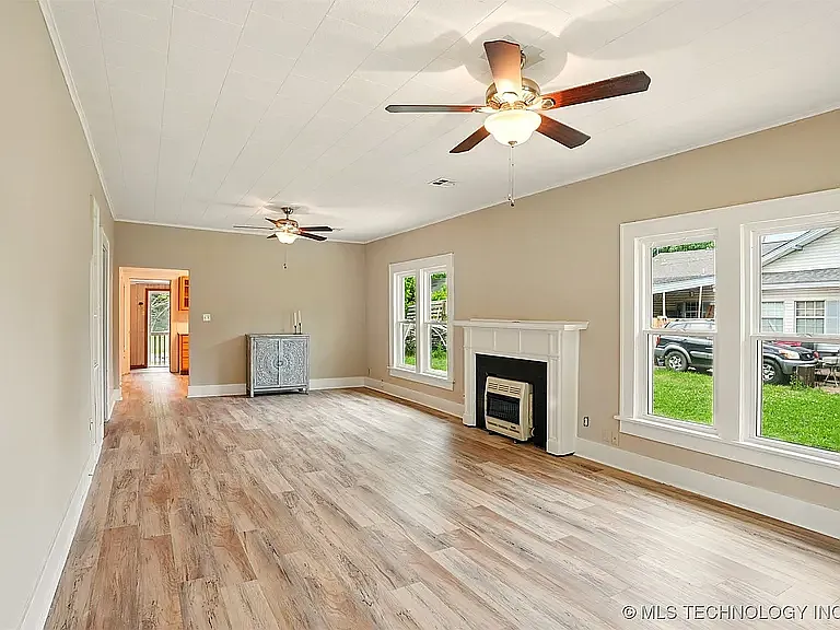 850 E Moses St — Photo 8