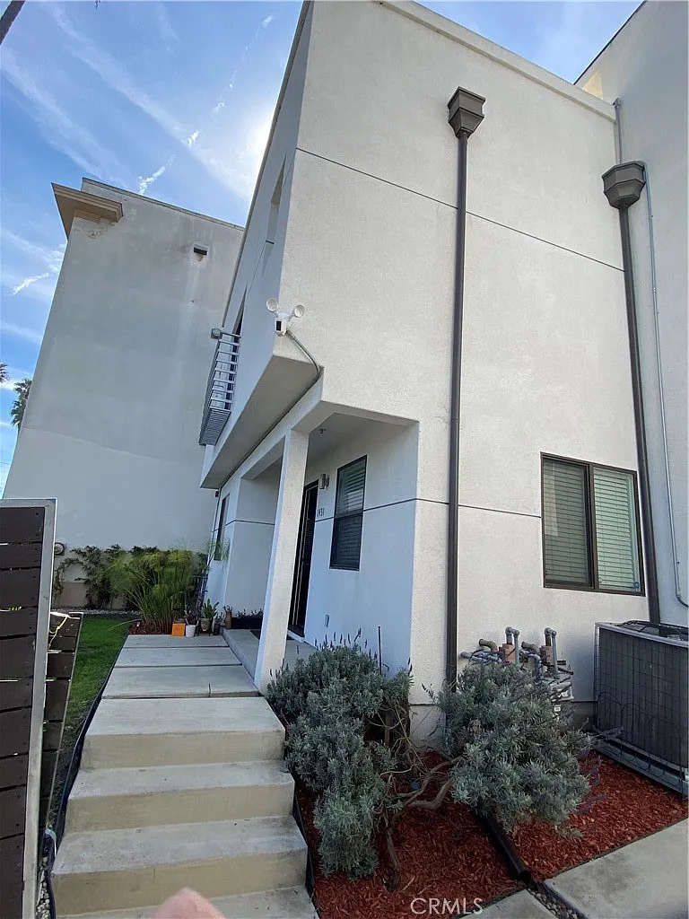 3 bed, 2.5 bath, 1600 sqft, $3,695 — Photo 2
