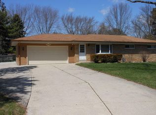 21820 Oakmont Ln, Brookfield, WI 53045