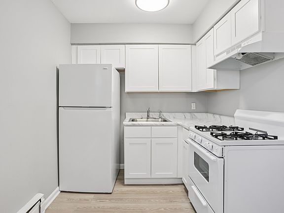 3rd image of 100 Reiffs Mill Rd APT B10