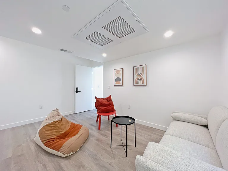 1368 W 35th St #8 — Photo 14