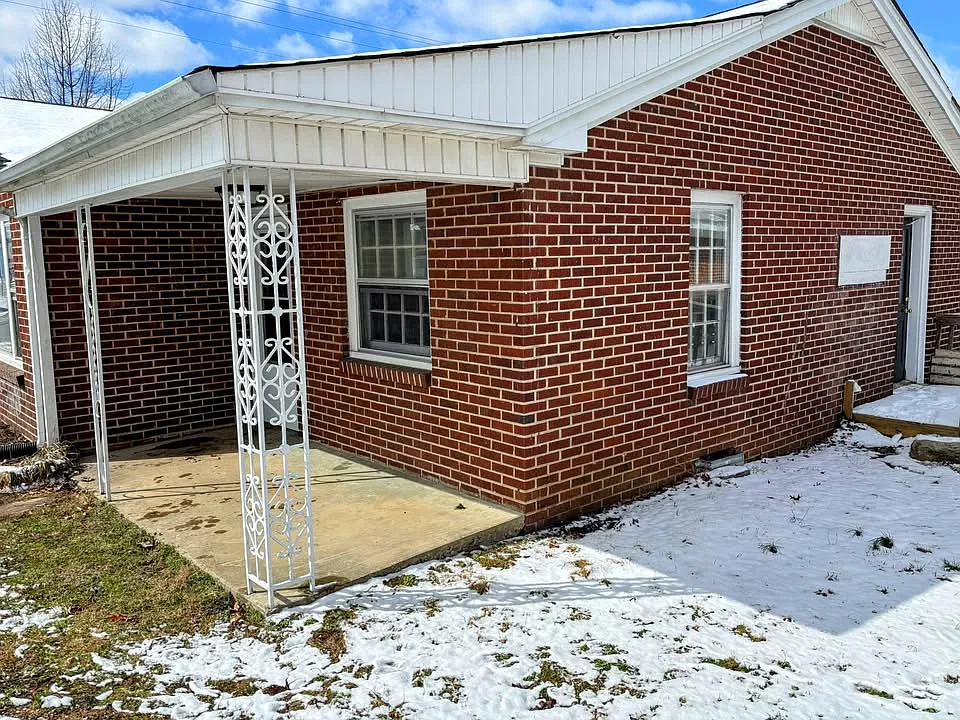 3 bed, 4159 sqft, $1,425 — Photo 2