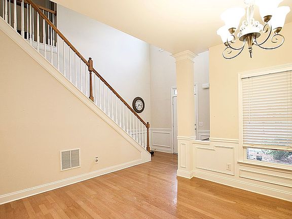 DINING ROOM/ ENTRY