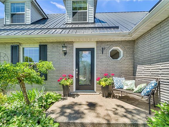 3rd image of 912 Parkwood Dr