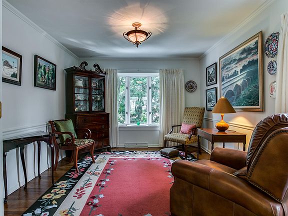Dining rm with bay window