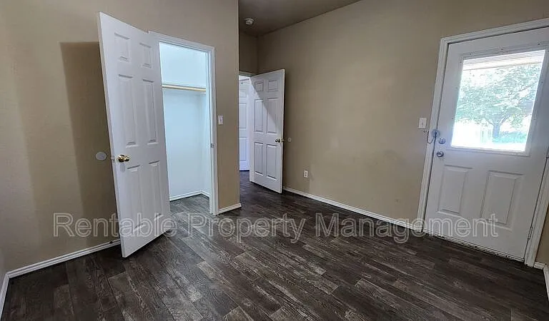 110 Collett Ct — Photo 6