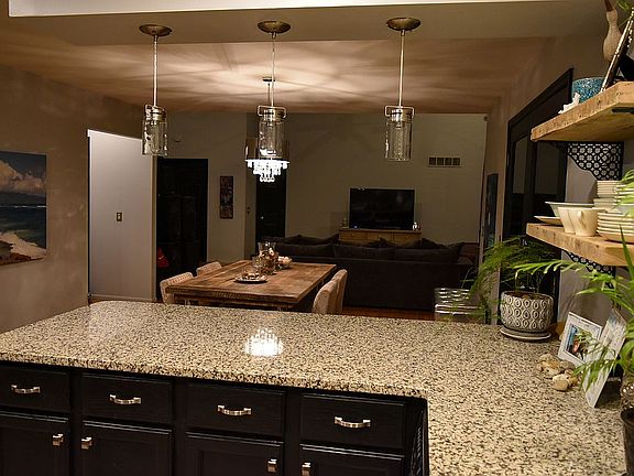 Peninsula w/ seating space