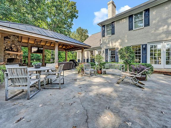 3rd image of 302 Southwood Ln