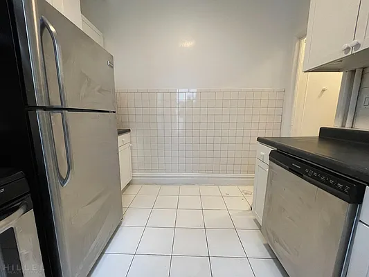 Rented by Hillel Realty Group | media 19