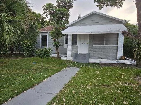 1217 N D St, Lake Worth, FL 33460