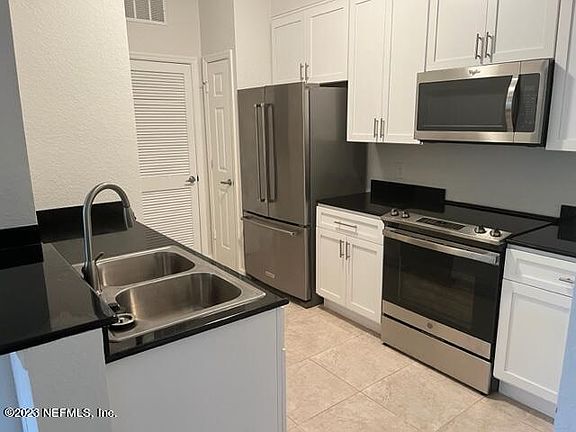 3rd image of 8539 GATE Parkway W #1536
