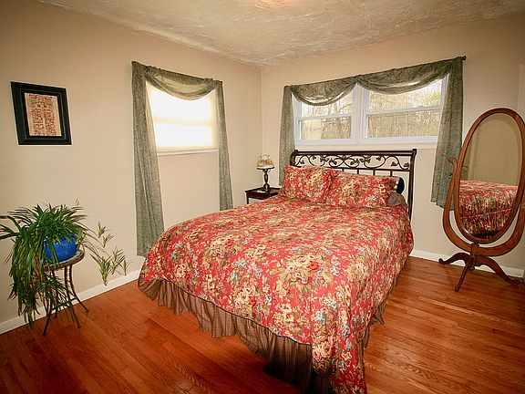 Spare bedroom 