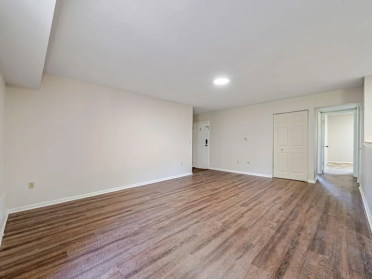 Brooklane Manor Apartments — Photo 59