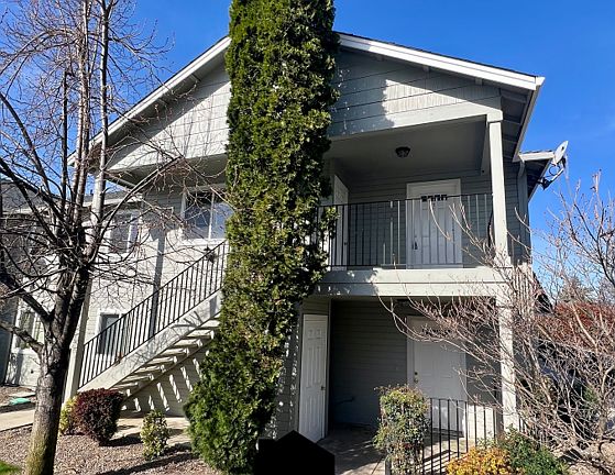2nd image of 501 Briarwood Dr APT 1