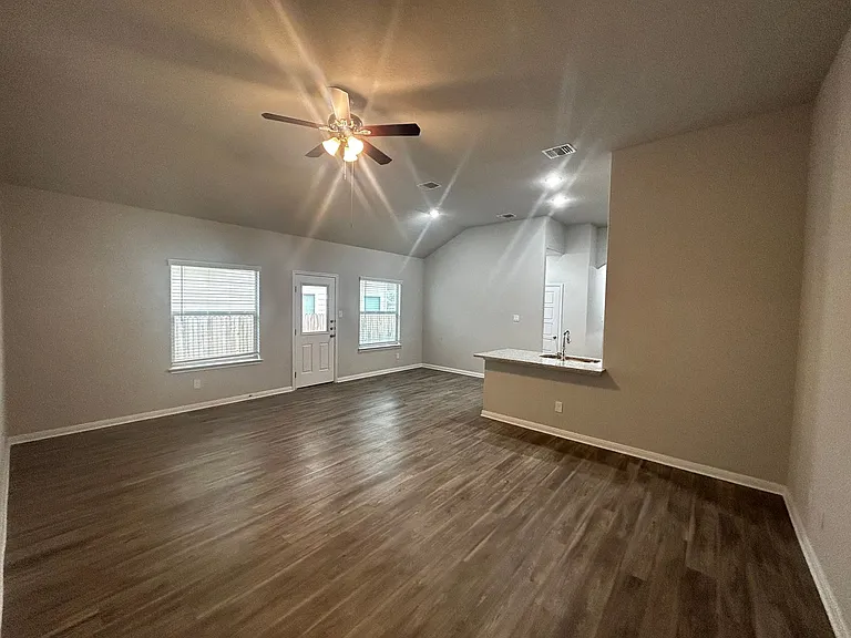 429 Emma Dr — Photo 3
