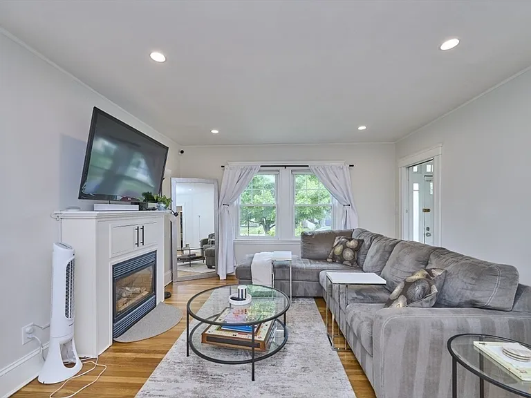 41 Lynde Ave — Photo 10