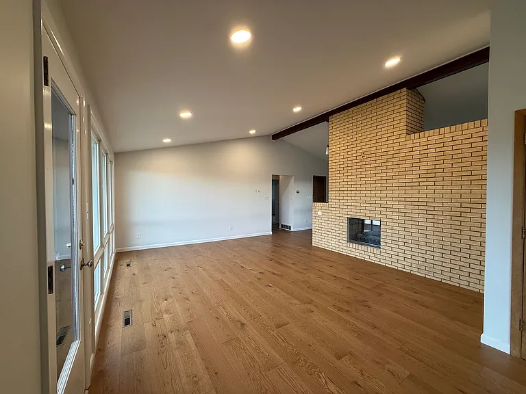 221 Grandview Dr — Photo 3