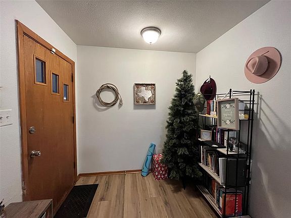 5th image of 104 Marilyn St