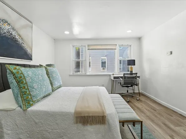 283 Griffith Street image 14 of 29