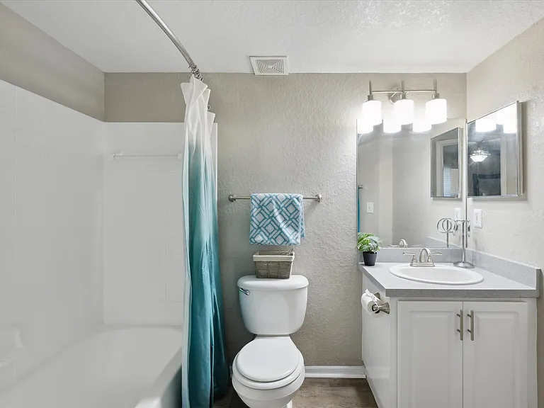 2 Bedroom (Renovated) - 2 Bed / 2 Bath - 962 Sq.Ft.