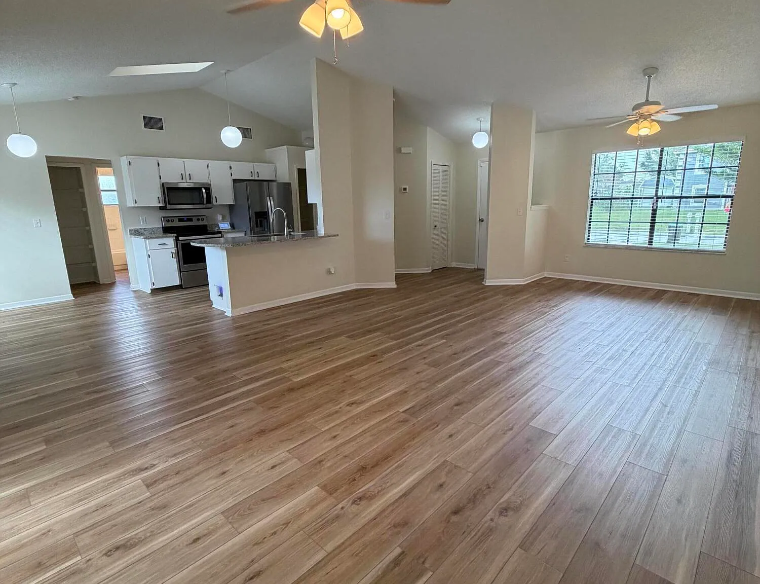 3 bed, 2.0 bath, 1411 sqft, $2,400 — Photo 4