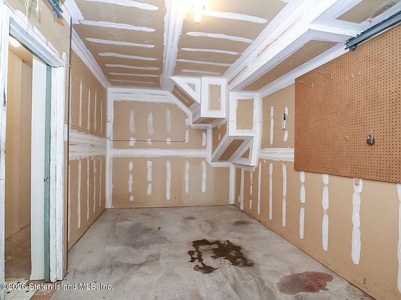 4th image of 81 Robinson Ave