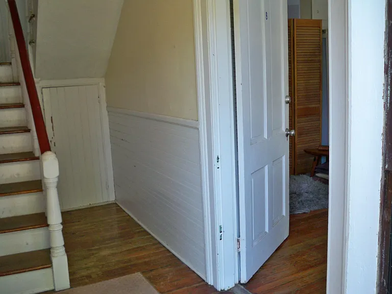Entry to Apt. B