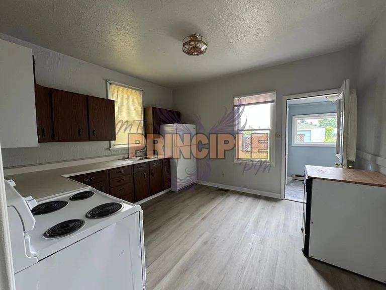 2037 Whitman Ave — Photo 12