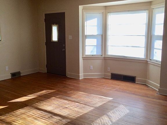 2nd image of 2415 Custer Ave