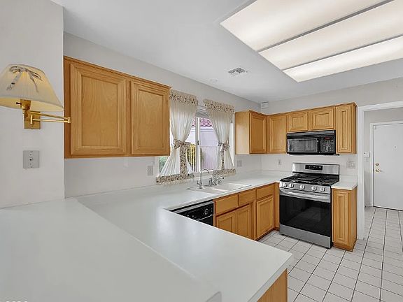 3rd image of 2912 S Redondo Blvd #2