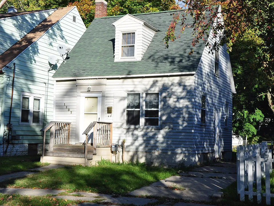 1137 Dakin St
