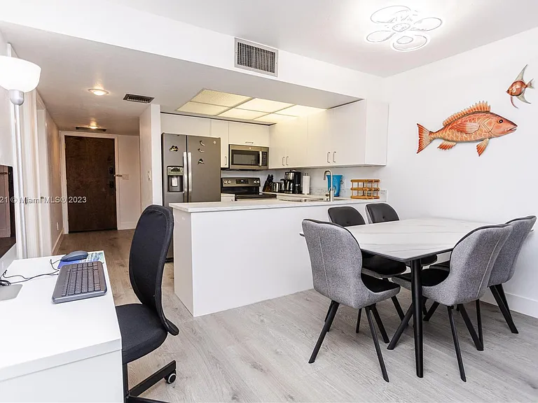 500 N Francisco St #234 — Photo 23