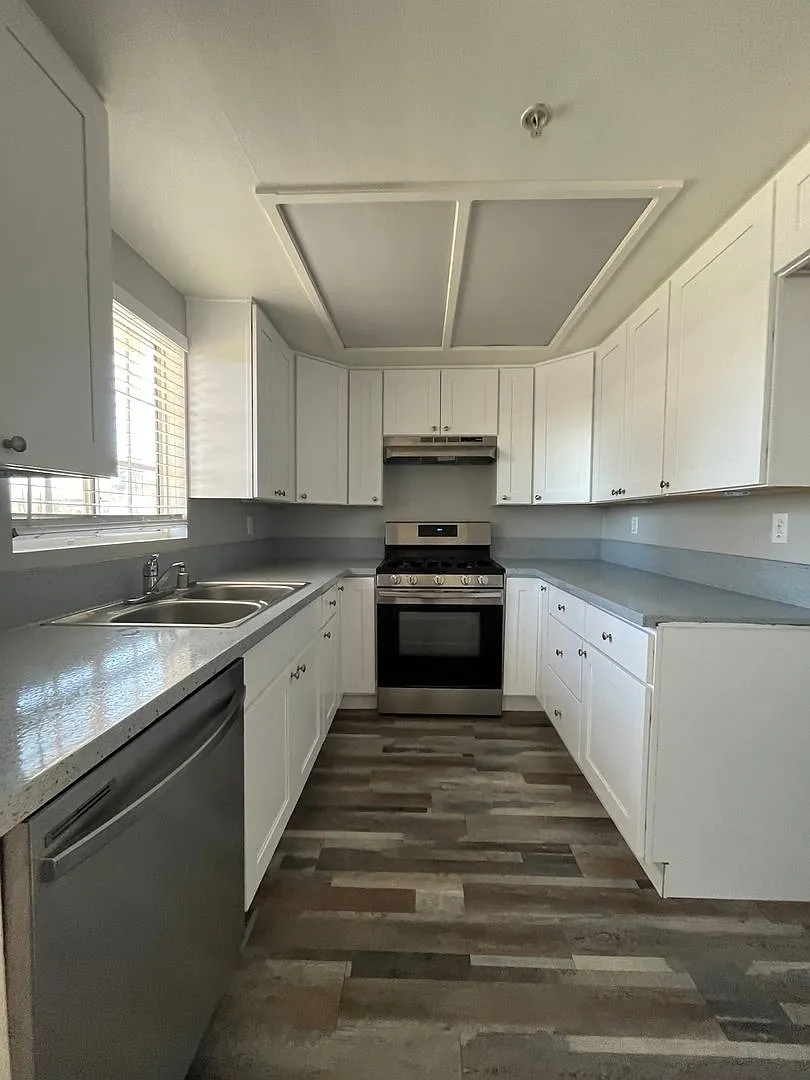 754 - Las Palmas Apartments — Photo 3