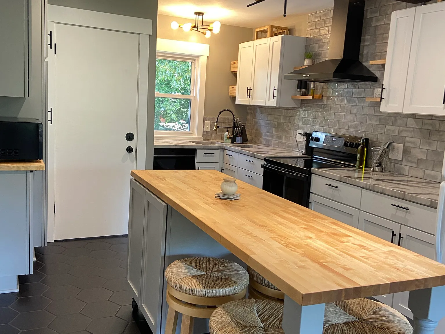 931 Falls Ave — Photo 3