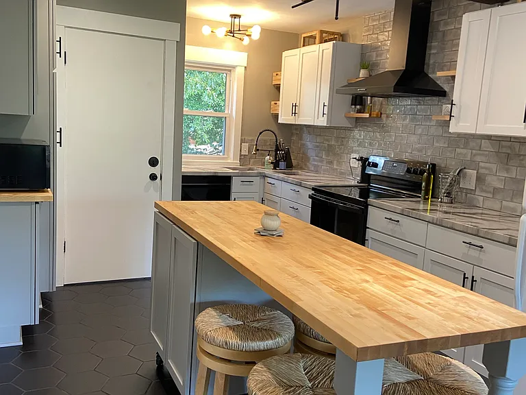 931 Falls Ave #2 — Photo 3